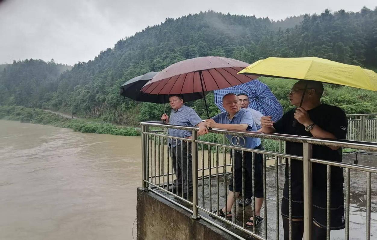 深入抗洪前线指挥，，，起劲应对强降雨天气 －州jbo竞博集团向导赴天柱县孟碑水电站指导防汛抗洪事情_黔东南州jbo竞博集团