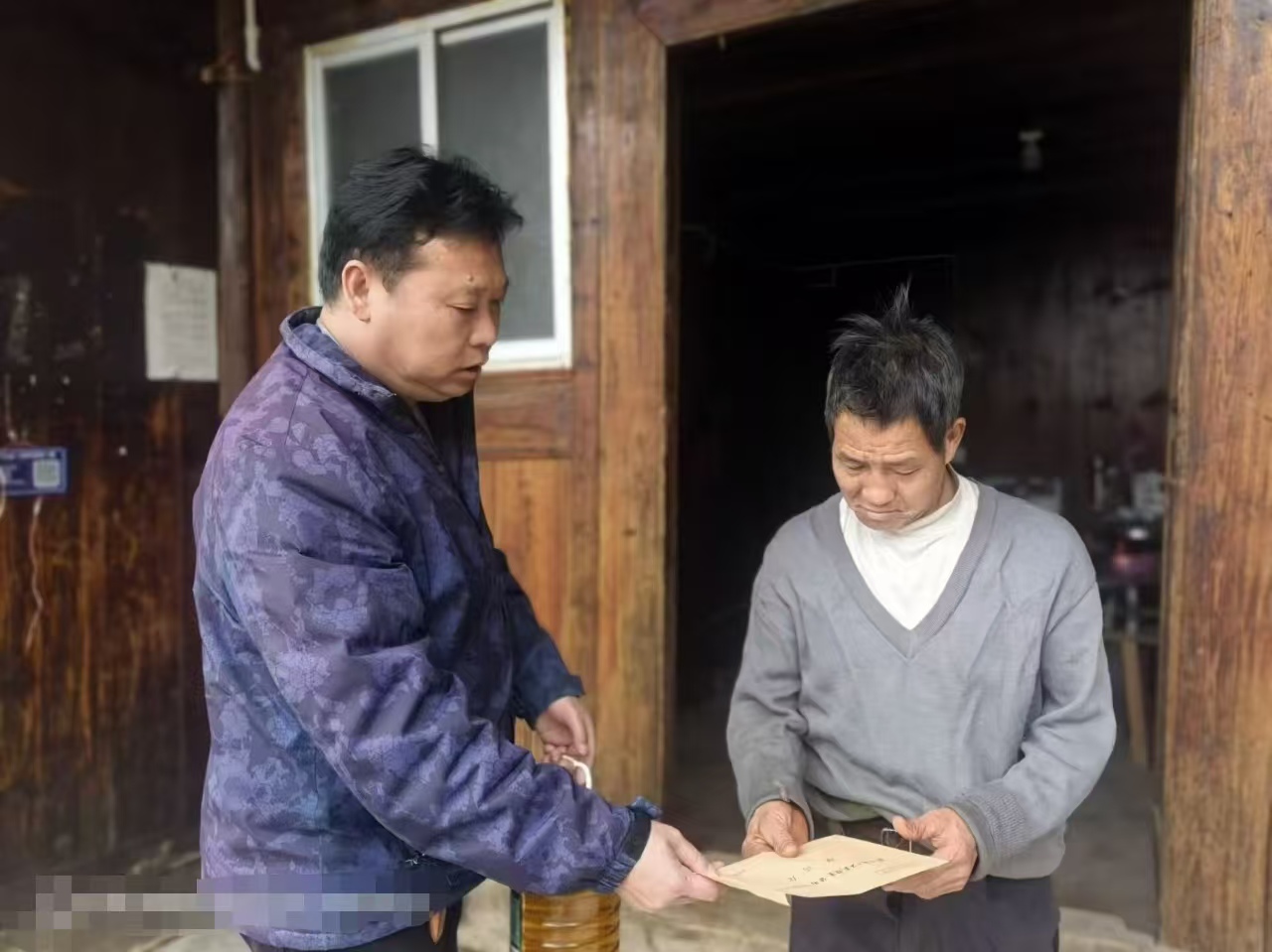 节前送温暖  年浓情亦浓_黔东南州jbo竞博集团