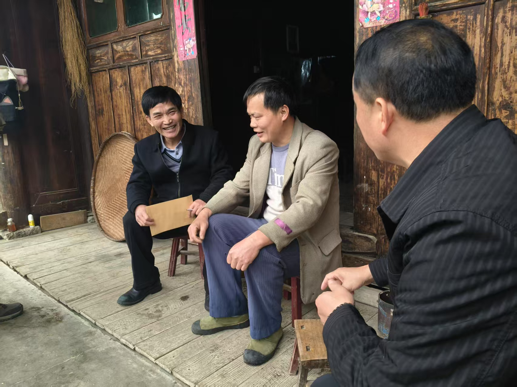 节前送温暖  年浓情亦浓_黔东南州jbo竞博集团