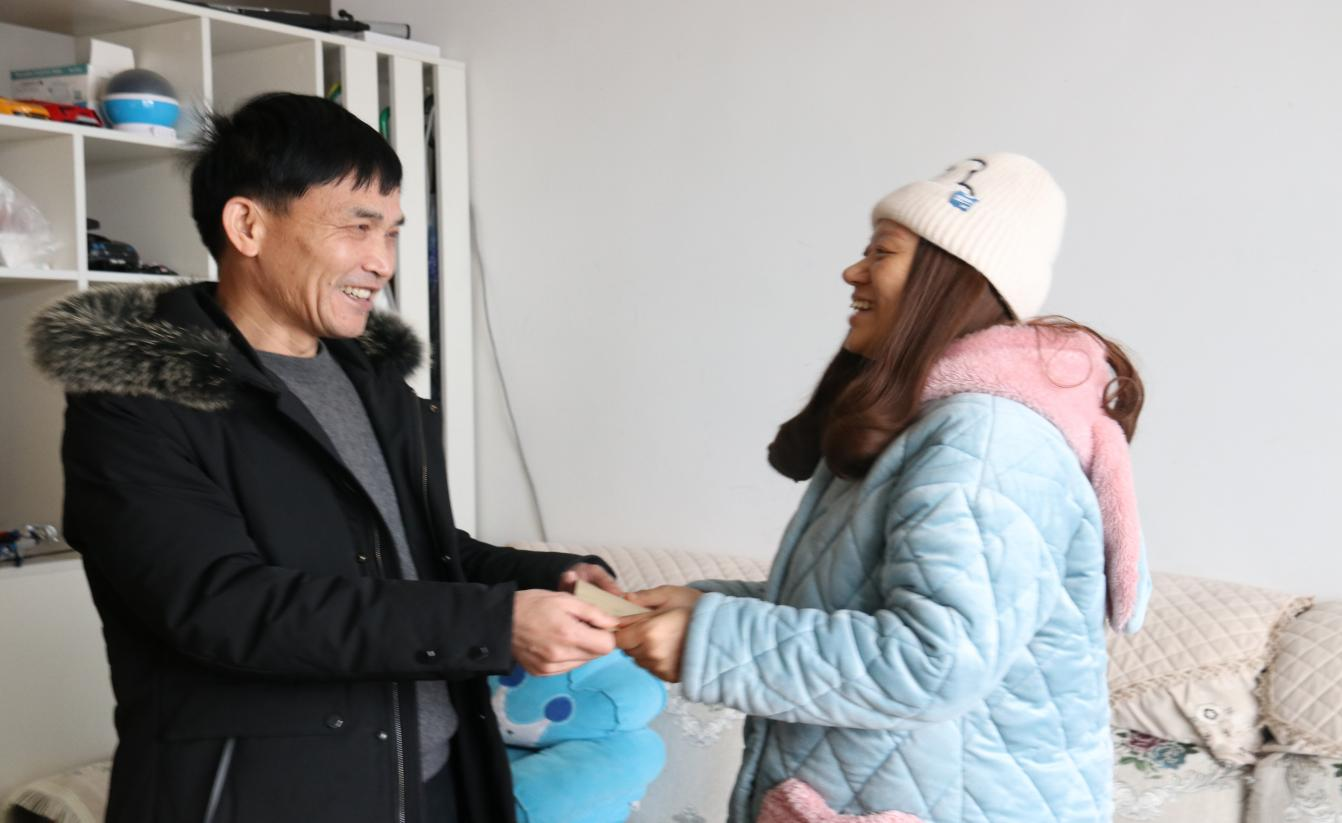 寒风挡不住  情暖职工家 ——州jbo竞博集团公司党委开展“两节”慰问难题职工_黔东南州jbo竞博集团
